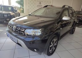 Coche Dacia Duster negro lateral derecho